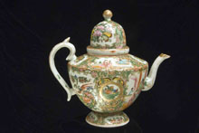 VR Rose Medallion teapot 