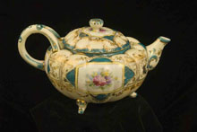 VR Three-legged segmented teapot